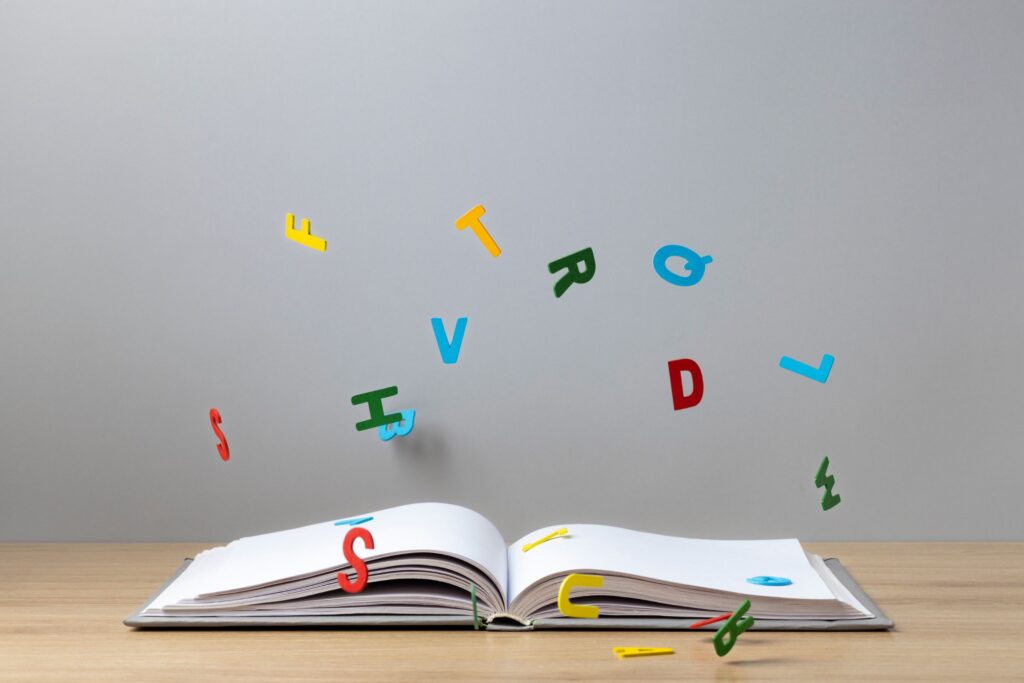 El 8 de septiembre se celebra el Día Internacional de la Alfabetización, un recordatorio de la importancia de la educación en todo el mundo. La alfabetización va más allá de leer y escribir; es una herramienta poderosa para el desarrollo económico y la reducción de la pobreza. A continuación, exploramos cómo influye la educación en la economía global y por qué invertir en alfabetización es crucial para un futuro sostenible. La Alfabetización y su Impacto en la Economía Global La alfabetización impulsa el crecimiento económico. En sociedades con mayores niveles de alfabetización, las oportunidades de empleo y productividad aumentan. Según la UNESCO, 773 millones de adultos carecen de habilidades básicas de lectura y escritura, lo que limita sus opciones de empleo y afecta la economía de sus países. La alfabetización no solo mejora la calidad de vida, sino que también es rentable. Según la UNESCO, cada dólar invertido en educación puede generar un retorno de 10 dólares en beneficios económicos. Este dato resalta la importancia de priorizar la educación para el desarrollo económico. Alfabetización y Reducción de la Pobreza La relación entre alfabetización y pobreza es evidente: cuanto mayor es el nivel educativo en una comunidad, menor es la tasa de pobreza. Un estudio del Banco Mundial muestra que un aumento del 1% en la tasa de alfabetización puede generar un incremento del 3% en el PIB de un país. Este impacto económico destaca la necesidad de mejorar las tasas de alfabetización para promover el desarrollo. Además, la alfabetización tiene un efecto multiplicador. Cuando los padres son alfabetizados, es más probable que sus hijos reciban educación, creando un ciclo positivo de desarrollo a largo plazo. Equidad de Género y Educación La educación también es fundamental para la equidad de género. Actualmente, dos tercios de los adultos analfabetos en el mundo son mujeres, lo que refleja una desigualdad profunda. Según la UNESCO, si todas las niñas completaran la educación secundaria, 420 millones de personas podrían salir de la pobreza. Invertir en la educación de las mujeres no solo promueve la igualdad, sino que también impulsa el crecimiento económico. Alfabetización Digital: Un Nuevo Desafío En la era digital, la alfabetización no se limita a leer y escribir. La alfabetización digital es esencial para participar en la economía moderna. Según la Unión Internacional de Telecomunicaciones (UIT), casi la mitad de la población mundial no tiene acceso a internet, lo que perpetúa la desigualdad económica. Invertir en programas de alfabetización digital no solo abre oportunidades laborales, sino que también es fundamental para que las personas accedan a servicios financieros digitales y educación en línea. Sin estas habilidades, millones de personas se quedan fuera de la economía digital. Conclusión La alfabetización es una inversión clave para reducir la pobreza, promover el crecimiento económico y alcanzar la equidad de género. En un mundo donde las desigualdades aún persisten, mejorar las tasas de alfabetización es esencial para crear sociedades más justas y prósperas. En este Día Internacional de la Alfabetización, es importante reflexionar sobre cómo la educación puede transformar vidas y comunidades enteras. Invertir en educación es invertir en un futuro mejor para todos.