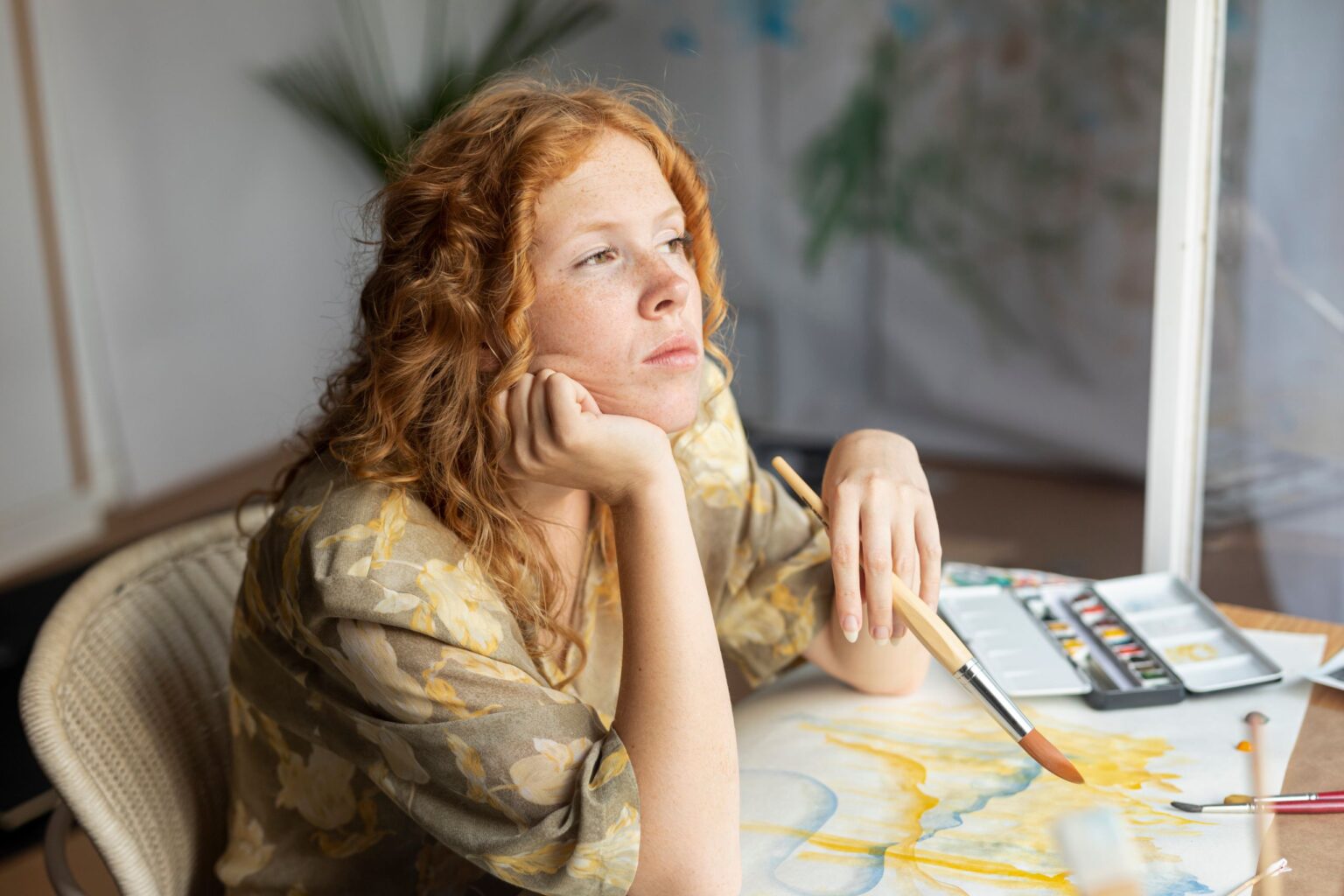 Chica pintando y reflexionando