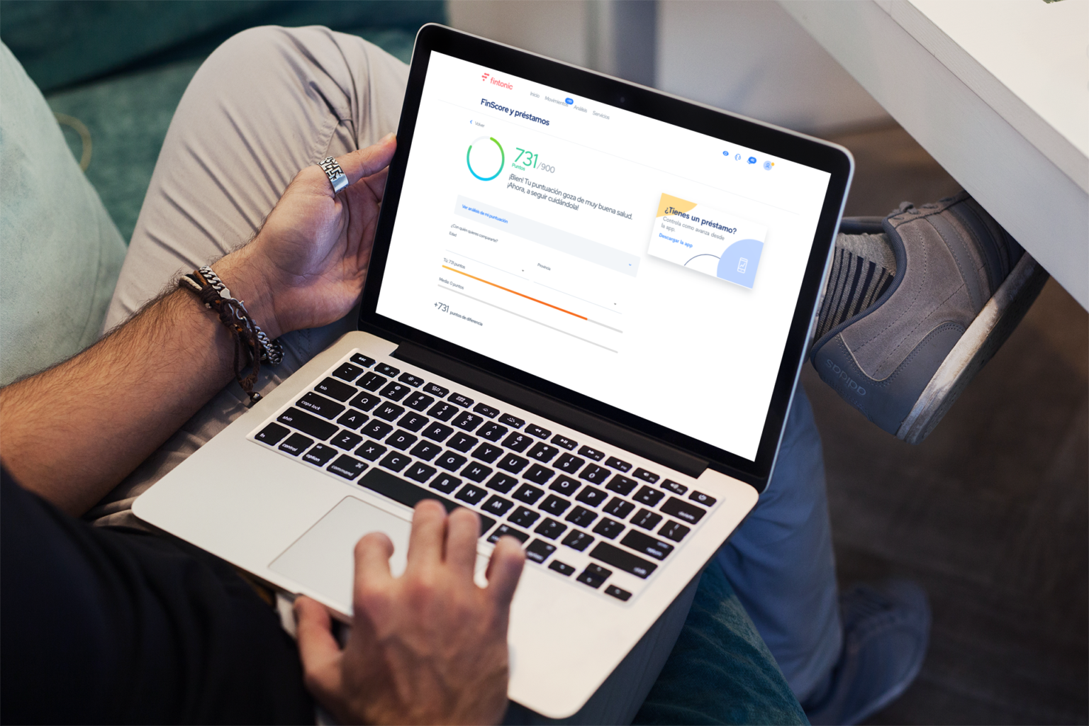 Persona comprobando su FinScore en la web de Fintonic